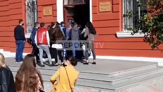 Policia në derën e filologjikut, studentët bllokojnë rrugën para ministrisë: Hapni auditoret, injoranca vret më shumë se Covid (VIDEO)