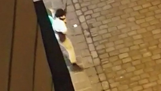 Sulmi në Vjenë/ Momenti kur një prej atentatorët qëllon me kallashnikov