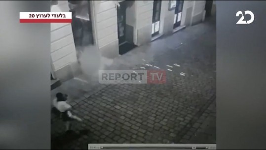 Tmerr në Vjenë/ Momenti ku një prej atentatorëve vret qytetarin! Kujdes, pamje të rënda!
