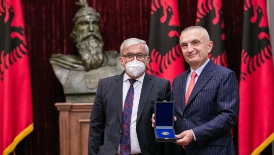 Meta dekoron Sabri Skënderin themeluesin e 'Urdhrit të Infermierit të Shqipërisë'