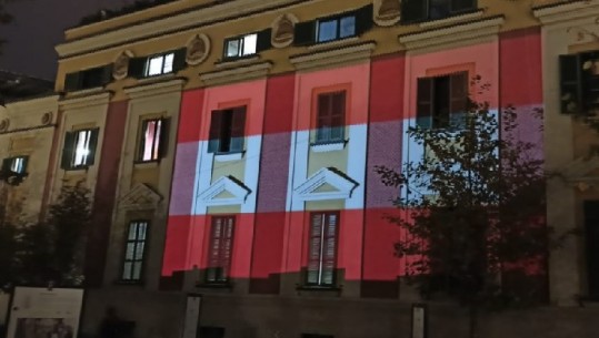Shqipëria solidarizohet me Vjenën, Bashkia ndriçohet me ngjyrat e flamurit austriak. Veliaj: Dashuria dhe bashkëpunimi janë vlerat e vërteta njerëzore