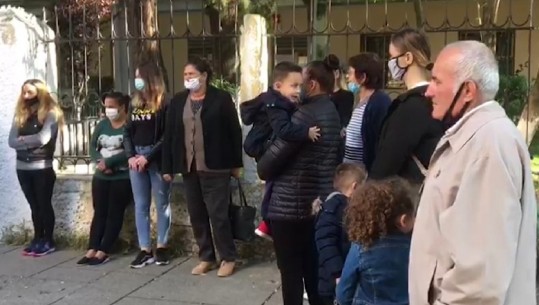 Bashkia mbyll parashkollorin në Shkodër, prindërit në protestë: S’kemi mundësi për privat (VIDEO)