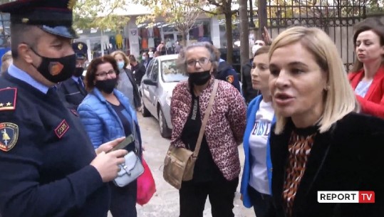 Qytetari ia thotë në sy Monika Kryemadhit: Nuk e heq maskën! Nuk kam lekë sa ty që të kurohem nga COVID! Policia e gjobit për herë të dytë (VIDEO)