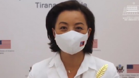 Ambasadorja Amerikane mesazh sensibilizues në shqip dhe anglisht për mbajtjen e maskës