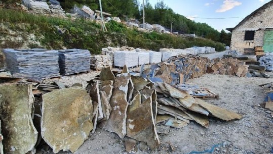 Berat/ Vidhnin pllaka guri dhe dekorativë në 'Parkun Kombëtar' të mbrojtur , hetohet një 34 vjeçar, në kërkim një tjetër
