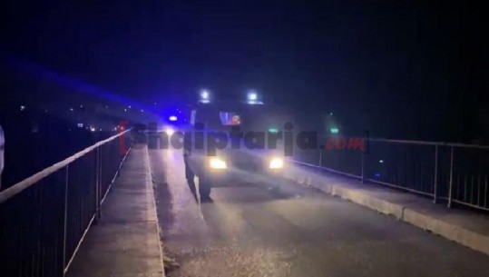 Bie nga ura makina në Gjirokastër, zjarrfikësja shkon për të nxjerrë çiftin nga makina