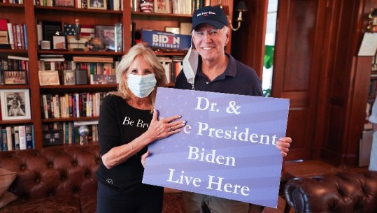 Fotoja e parë si çift presidencial, çfarë shkruan bashkëshortja e Joe Biden