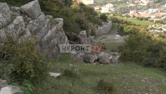 Muri i Lisusit të lashtë poshtë Kalasë në rrezik shkatërrimi! Specialisti: Frikë për banorët, por edhe për vetë monumentin (VIDEO)