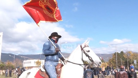 Me flamurin e UÇK-së në duar, 'Albanian Cowboy' spektakël me kuaj në Kukës: Çlirimtarë janë dhe çlirmitarë do mbeten (VIDEO)