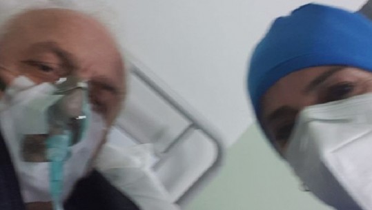 Mjeku Ilirjan Draçi i infektuar me COVID, poston foto me maskën e oksigjenit nga Spitali
