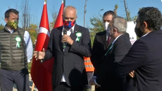 Turqia dhuron 1000 fidane, Rama: Erdogan, mik i mirë i shqiptarëve