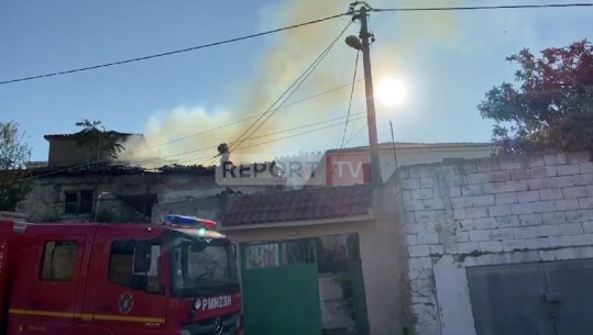 Merr flakë shtëpia në Vlorë, shpëton nëna me djalin! Shkak bombola e gazit, zjarrfikëset në 'luftë' me flakët (VIDEO)