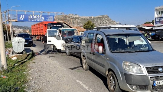 Aksident masiv në Shkodër, 5 makina përplasen me njëra-tjetrën (VIDEO)