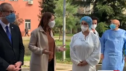 Mjeku Dhimitër Kraja modest në takimin me Manastirliu, kolegët e 'kapin nga krahu' dhe e nxjerrin në krye  (VIDEO)