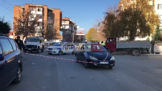 Makina përplas nënën dhe fëmijën në Korçë, nisen me urgjencë në spital (VIDEO)