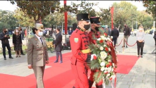 76-vjetori i çlirimit të kryeqytetit/ Ceremoni përkujtimore tek 'Ushtari i Panjohur', i pranishëm kryebashkiaku Veliaj
