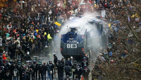 Gjermanët protestojnë kundër masave anti-Covid, përplajsje me policinë 