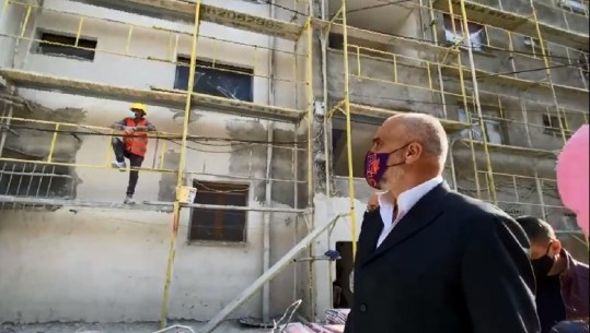 Rama inspekton rikonstruktimin e pallateve në Durrës: Do jenë më të sigurt se natën tragjike të 26 nëntorit