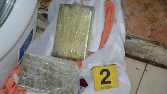 Përdornin servisin në Lezhë për shpërndarje droge/ 50 vjeçarja në pranga, ish-burri në kërkim! Gruaja futi kokainën në lavatriçe për t'i fshehur gjurmët policisë  (Emrat)