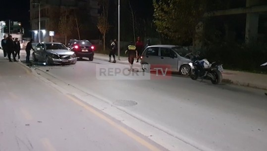 Përplasen 2 makina gjatë natës në Vlorë, plagoset një djalë dhe një vajzë (VIDEO)