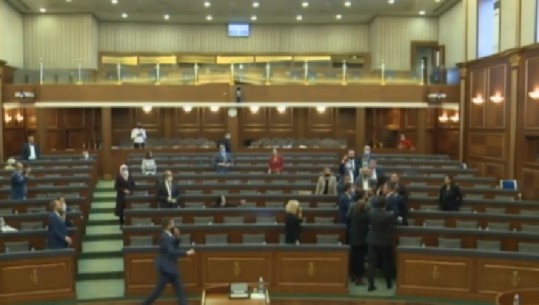 Tensione në seancë plenare/ Përplasen fizikisht deputetët në Kuvendin e Kosovës (VIDEO)