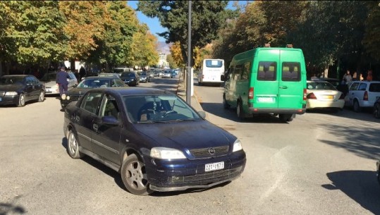 Elbasan, banorët në protestë për rrugën: Burim aksidentesh, të rregullohet kryqëzimi