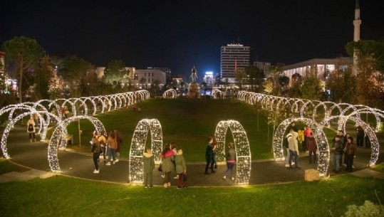 Tirana më e bukur se kurrë në prag të festave, kryeqyteti zbukurohet me dritat shumëngjyrëshe