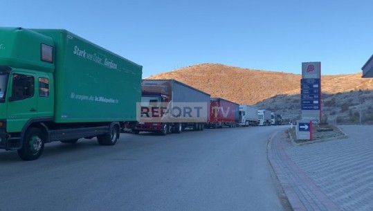 Mbyllet Kapshtica deri më 4 dhjetor, radhë të gjata në pikën kufitare gjatë mëngjesit! Drejtoria e Kufirit Korçë: Nuk do lejohen të kalojnë as kamionët (VIDEO)