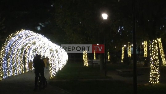 Berati nis zbukurimin për festat e fundvitit, dritat i japin ngjyra dhe magji qytetit (VIDEO)
