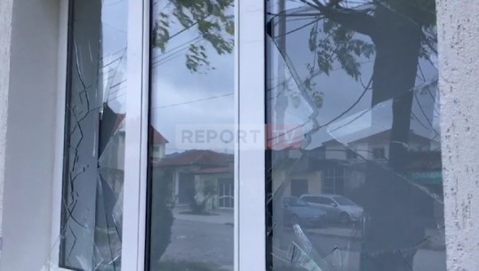 Copa xhami të shpërndara, pamjet nga dëmtimi i qendrës shëndetësore në Elbasan (VIDEO)