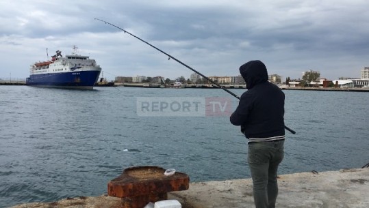 Pasioni për peshkimin në Vlorë nuk njeh moshë! Peshkatari: Kam 15 vjet që vij rreth 4 orë çdo ditë, për sport më tepër (VIDEO)