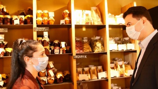 Basha, në një biznes të vogël në Tiranë: Qeveria të ndihmojë konsumin, paketë për njerëzit që nuk kanë të ardhura (VIDEO)