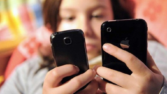 Studmi i ANSES: Adoleshentët francezë shpenzojnë më shumë kohë seç duhet përpara ekranit