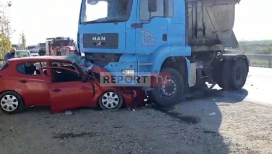 Aksident i rëndë në Fushë-Krujë/ Kamioni përplaset me makinën, 1 vdekur dhe 2 të plagosur rëndë (VIDEO)