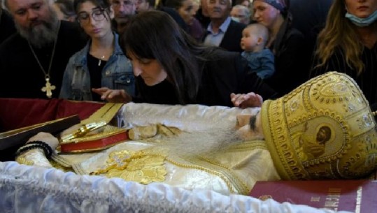 Mali i Zi i treti në botë për shkallën e infektimit, mijëra persona të pranishëm në ceremoninë mortore të peshkopit