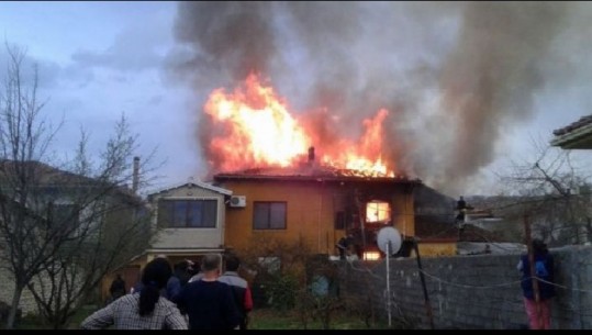 Merr flakë shtëpia në Prrenjas, 2 të moshuarit dalin sapo shohin zjarrin