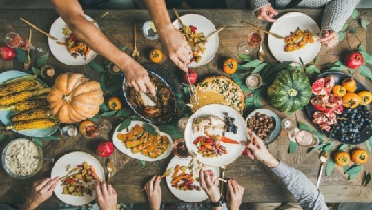 Festa e Falënderimeve, amerikanët planifikojnë udhëtime dhe darka festive pavarësisht paralajmërimeve të autoriteteve