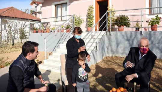Familja Dervishi në Petrelë hyn në banesën e re, Veliaj-Ramës: 1500 shtëpi në Tiranë janë në proces. Nuk kemi lënë asnjë pas
