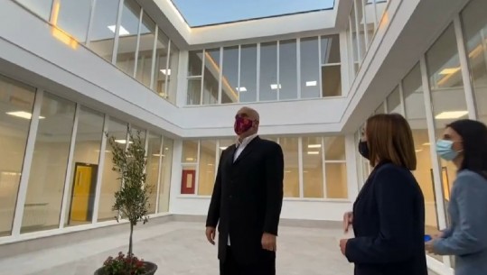 Rama inspekton kopshtin në Kamëz dhe shkollën në Durrës: Godinat janë moderne si në Zvicër, duhet vetëm t'i mirëmbani tani (VIDEO)