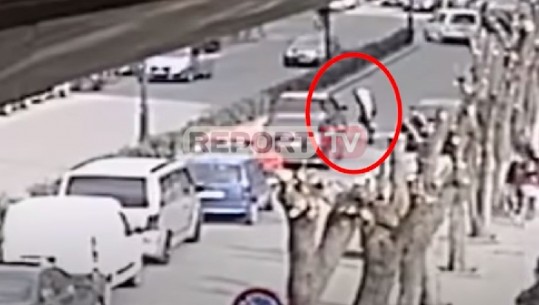 U përfshi në sherr me armë në Elbasan, 'Korçari' i rrezikshëm, muaj më parë i zuri rrugën 'Golfit' dhe qëlloi me grushte shoferin (VIDEO)