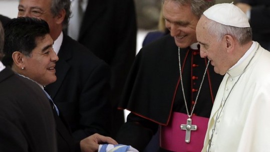 Vatikani: Papa lutet për Maradonën, kujton me dashuri takimin me të