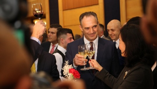 Ambasadori i Kosovës në Tiranë Nait Hasani me COVID, ka një apel për të gjithë