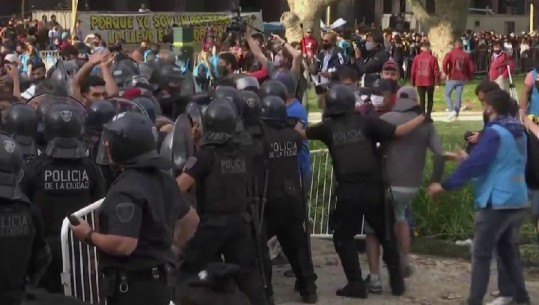 Incident në lamtumirën e Maradonës, qytetarët përplasen me policinë në pallatin presidencial (VIDEO)