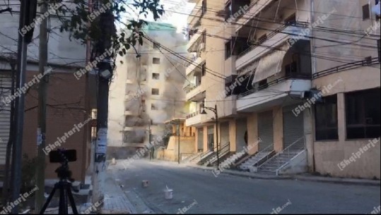 46 kg lëndë plasëse, shembet me shpërthim të kontrolluar pallati 9-katësh në Durrës! Tymi 'mbulon' lagjen