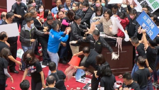 (VIDEO)  Tajvan, zorrë derri dhe përplasje fizike në seancën e fundit parlamentare
