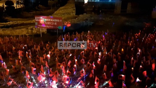 Videolajm/ Në prag të pavarësisë, të rinjtë e FRESSh vendosin 700 flamuj kombëtar në qendër të Sarandës në kujtim të viktimave COVID