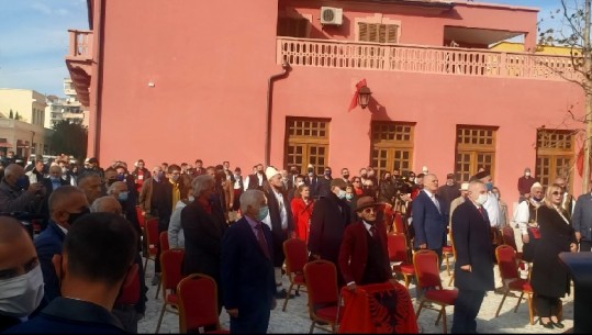 VIDEOLAJM/ Aktiviteti për polifoninë, Presidenti Meta në Vlorë me qindra qytetarë, shumica pa maska dhe ngjitur me njëri-tjetrin