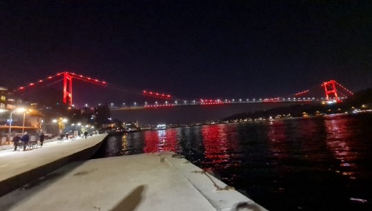 28 nëntori/ Dy ura në Stamboll do të ndriçohen kuqezi deri nesër në mëngjes