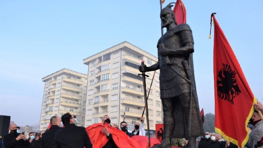Prizreni përuron shtatoren e Skënderbeut, por e 'zbret' heroin kombëtar nga kali! Pas kritikave reagon skulptori...jep një përgjigje pa përgjigje