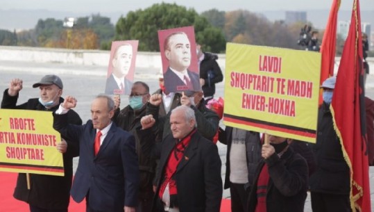 Nostalgjikët e komunizmit vendosin lule te Varrezat e Dëshmorëve, përshëndesin me grusht: Lavdi Enver Hoxhës